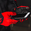 icon_gloves-textile_anthem-2_red_lifestyle6.jpg