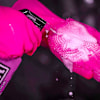 muc-off_cleaning-accesories_scrubber-gloves_pink_detail1.jpg