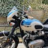 pyramid-fly-screen-fusion-white-aegean-blue-triumph-bonneville-t120-2016current_lifestyle2.jpg