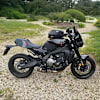pyramid-seat-cowl-midnight-black-yamaha-xsr900-20222023_lifestyle1.jpg