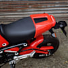 pyramid_bodywork_solo-seat-cowl-gayety-red-&-gloss-black_honda-msx-125-(21-)_detail3.jpg