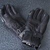 richa_gloves-leather_atlantic-urban_black_lifestyle1.jpg