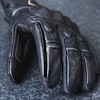 richa_gloves-leather_atlantic-urban_black_lifestyle4.jpg