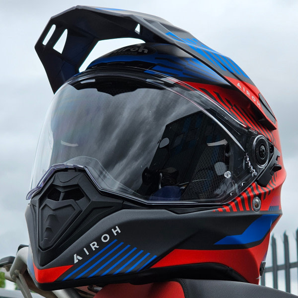 airoh_helmet_commander_boost_matt-red-blue_lifestyle.jpg