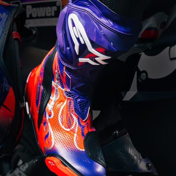 alpinestars_boots_leather_supertech-r-_jorge-martin-le-flyte_purple-red-black_lifestyle2.jpg
