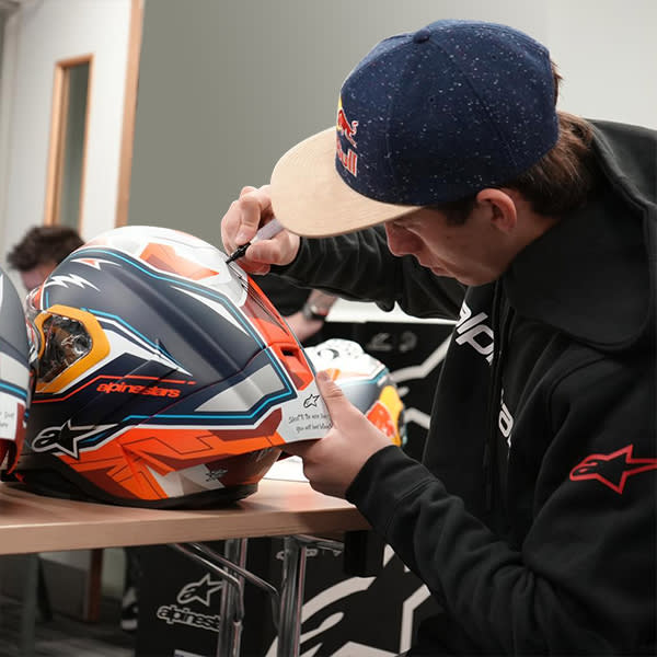 alpinestars_helmet_supertech-r10_pedro-acosta-signed-limited-edition_detail1-1.jpg