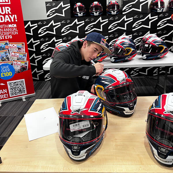 alpinestars_helmet_supertech-r10_pedro-acosta-signed-limited-edition_detail4.jpg