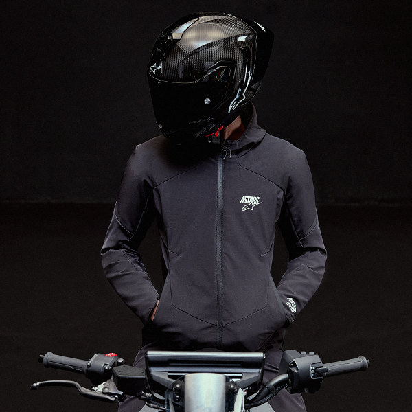 alpinestars_jacket_textile_aeroshell-waterproof_black-black_lifestyle2.jpg