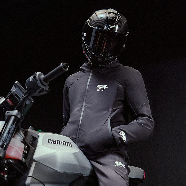 alpinestars_jacket_textile_aeroshell-waterproof_black-black_lifestyle3.jpg