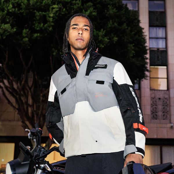 alpinestars_jacket_textile_mospher-waterproof_fur-grey-black-ice_lifestyle2.jpg