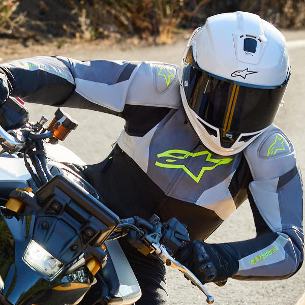 alpinestars_jacket_textile_t-jaws-v4-waterproof_black-ice-grey-dark-grey_lifestyle4.jpg