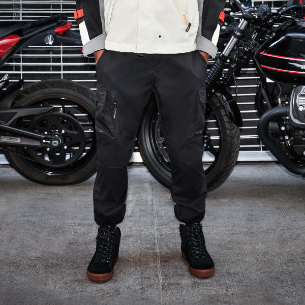 alpinestars_trousers_flex-ast-cargo_black-black_lifestyle3.jpg