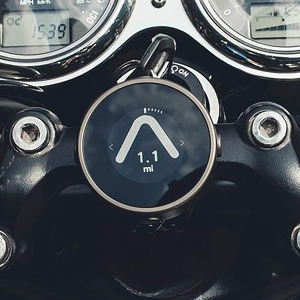 beeline_navigation-aid_moto-metal_gunmetal-grey_lifestyle.jpg