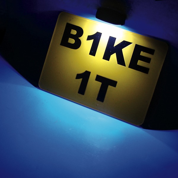 bike-it_cluster-led-number-plate-light_detail3.jpg