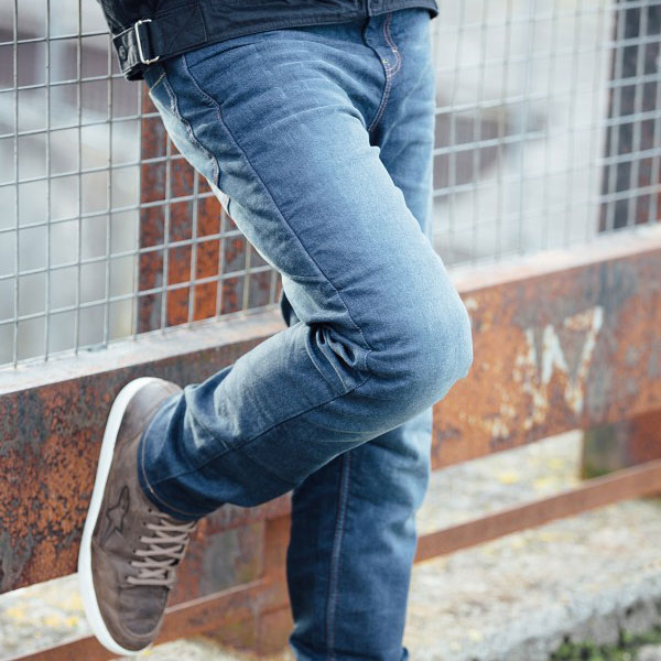 bullit_jeans_-heritage-17-sp120-lite-slim_dark-blue_lifestyle.jpg