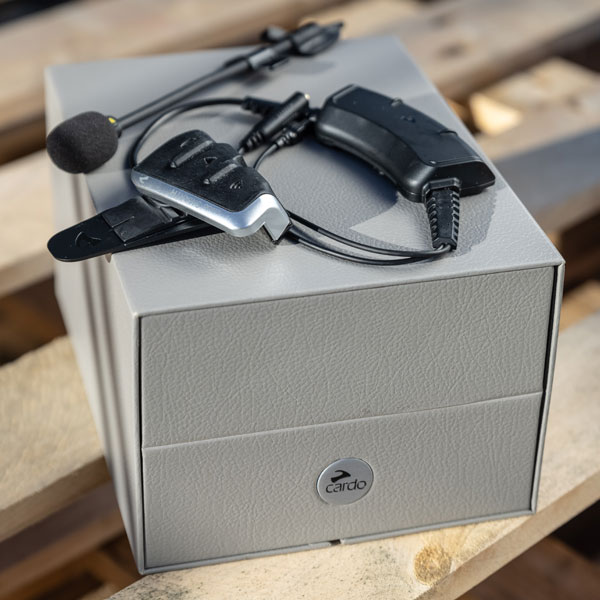 cardo_intercom_smarth-h_lifestyle4.jpg