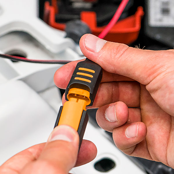 ctek_accessories_connect-battery-clamps_lifestyle2.jpg