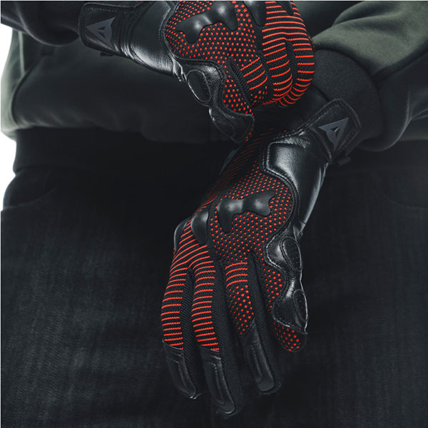 dainese_gloves-textile_unruly-ergo-tek_black-fluo-red_lifestyle4.jpg