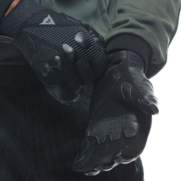dainese_gloves-textile_unruly-ergo-tek_black_lifestyle1.jpg