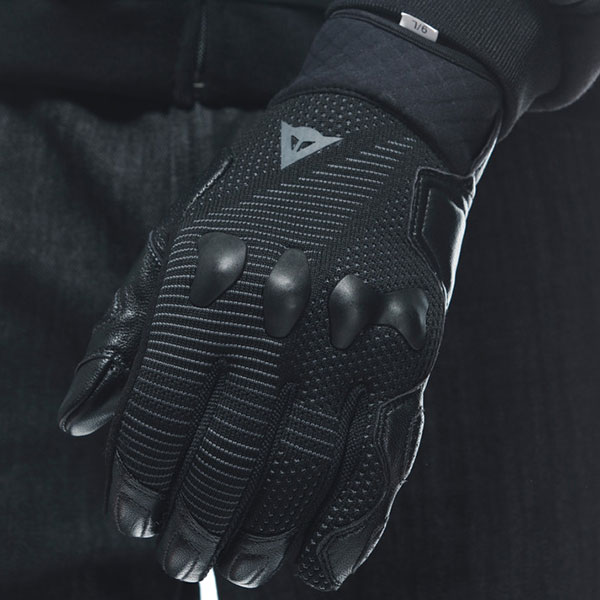 dainese_gloves-textile_unruly-ergo-tek_black_lifestyle3.jpg