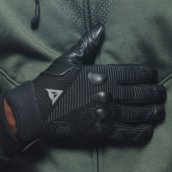 dainese_gloves-textile_unruly-ergo-tek_black_lifestyle5.jpg