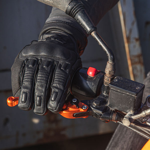 dxr_gloves-leather_ttr-waterproof-ce_black_lifestyle1.jpg