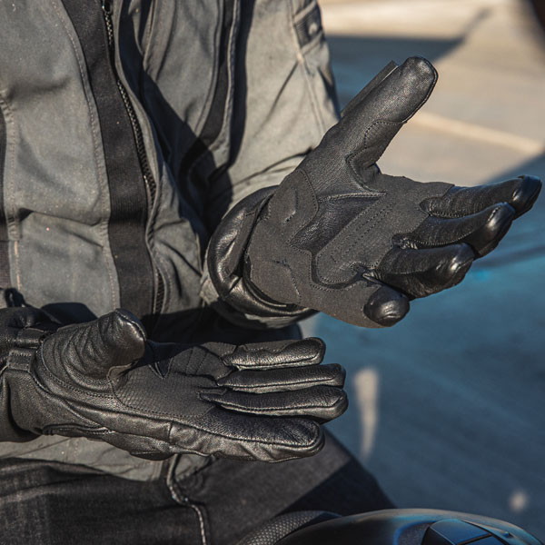 dxr_gloves-leather_ttr-waterproof-ce_black_lifestyle10.jpg