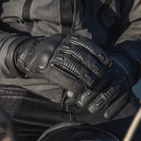 dxr_gloves-leather_ttr-waterproof-ce_black_lifestyle11.jpg