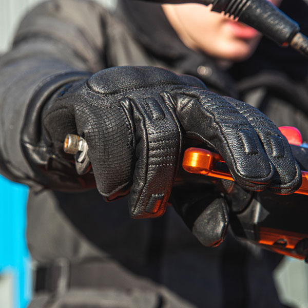 dxr_gloves-leather_ttr-waterproof-ce_black_lifestyle4.jpg