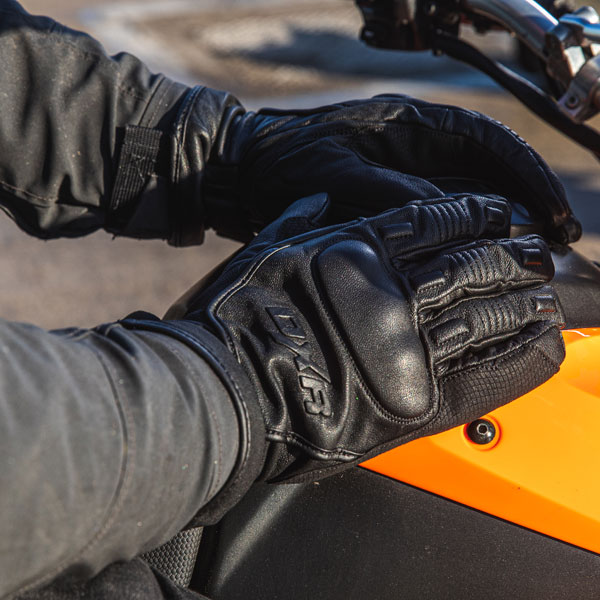 dxr_gloves-leather_ttr-waterproof-ce_black_lifestyle5.jpg