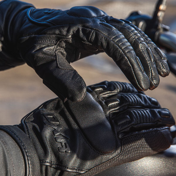 dxr_gloves-leather_ttr-waterproof-ce_black_lifestyle6.jpg