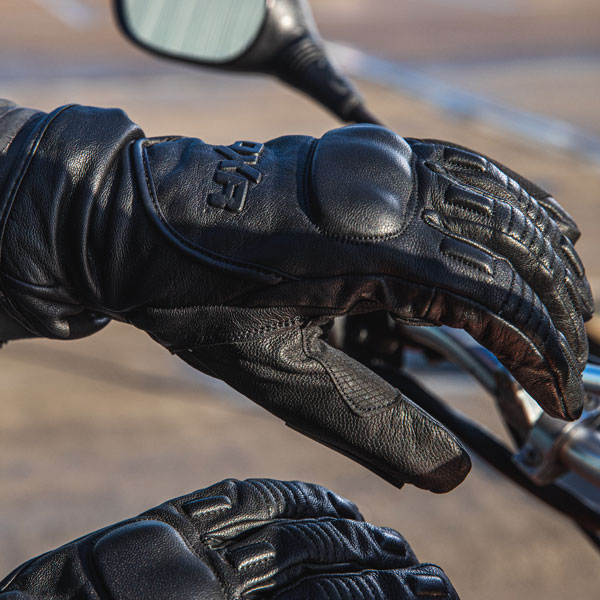 dxr_gloves-leather_ttr-waterproof-ce_black_lifestyle7.jpg