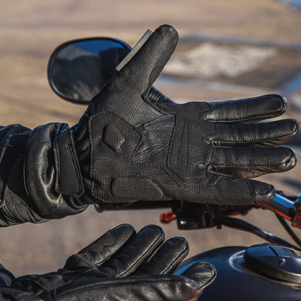 dxr_gloves-leather_ttr-waterproof-ce_black_lifestyle9.jpg