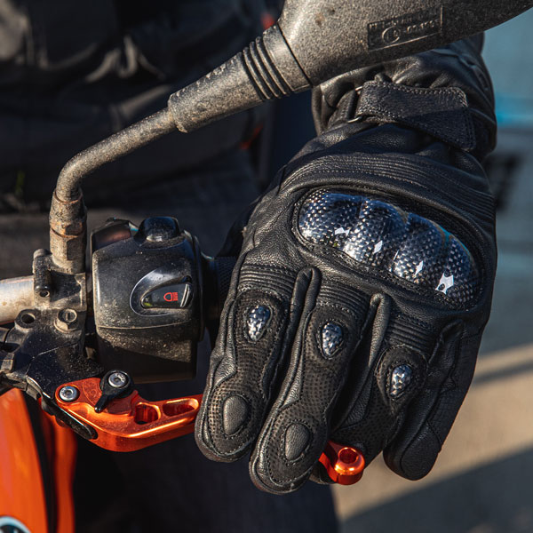dxr_gloves-leather_winter-carbon_black_lifestyle3.jpg