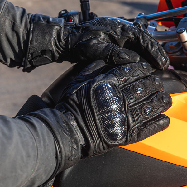 dxr_gloves-leather_winter-carbon_black_lifestyle5.jpg