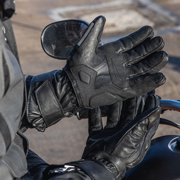 dxr_gloves-leather_winter-carbon_black_lifestyle6.jpg