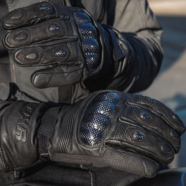 dxr_gloves-leather_winter-carbon_black_lifestyle7.jpg