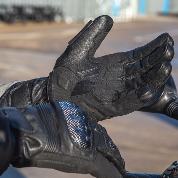 dxr_gloves-leather_winter-carbon_black_lifestyle8.jpg