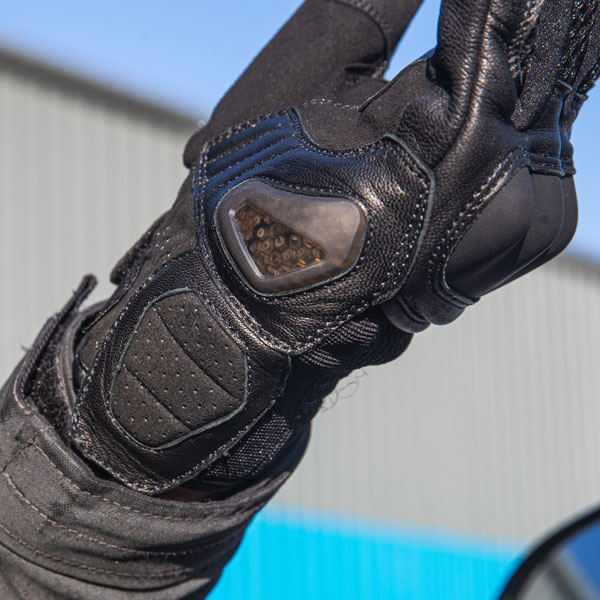 dxr_gloves-mixed_patok-gt-spring_black_lifestyle6.jpg