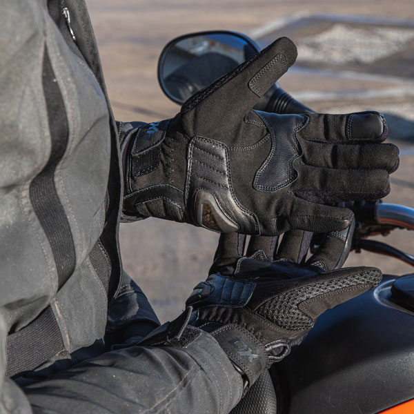 dxr_gloves-mixed_patok-gt-spring_black_lifestyle7.jpg