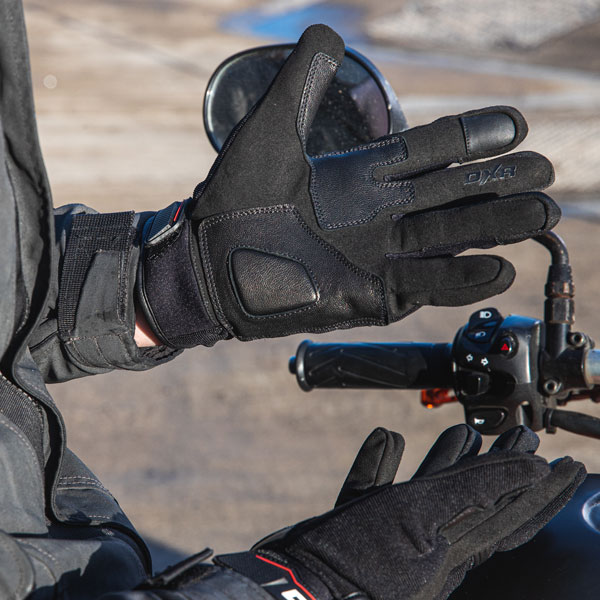 dxr_gloves-mixed_pulsion_black_lifestyle5.jpg