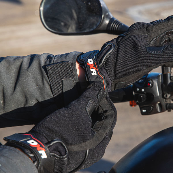 dxr_gloves-mixed_pulsion_black_lifestyle6.jpg