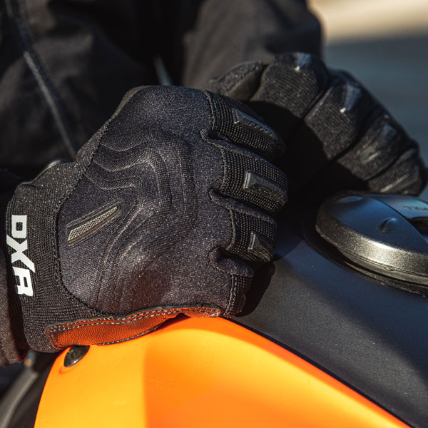 dxr_gloves-textile_fitter-evo-ce_black_lifestyle4.jpg