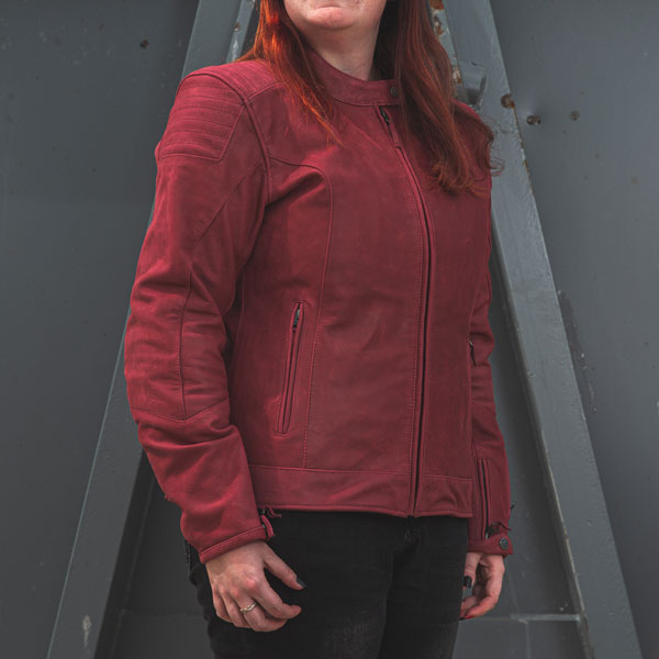 furygan_ladies_jacket-leather_debbie_bordeaux_lifestyle2.jpg