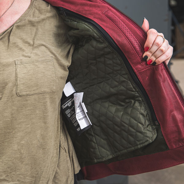 furygan_ladies_jacket-leather_debbie_bordeaux_lifestyle4.jpg