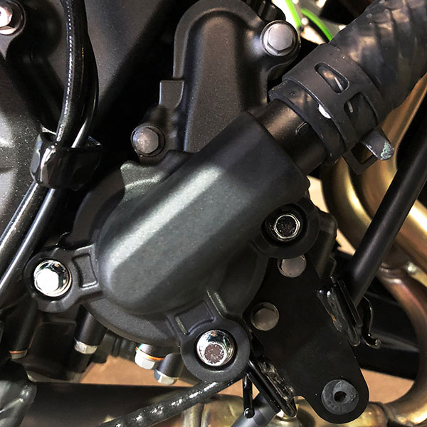 gb-racing-water-pump-cover-kawasaki-ninja-400_detail1.jpg
