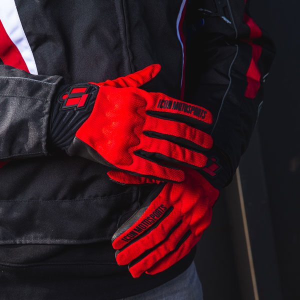 icon_gloves-textile_anthem-2_red_lifestyle1.jpg