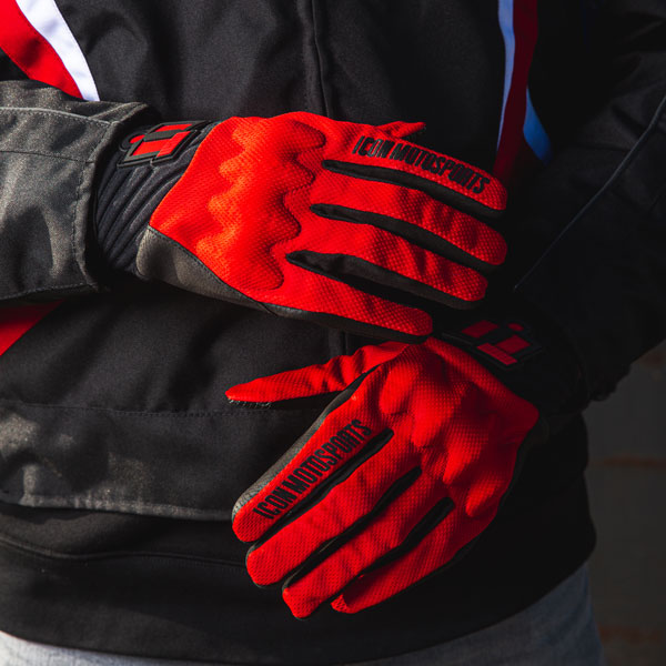 icon_gloves-textile_anthem-2_red_lifestyle2.jpg