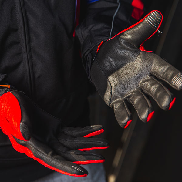 icon_gloves-textile_anthem-2_red_lifestyle4.jpg