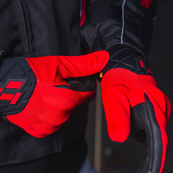 icon_gloves-textile_anthem-2_red_lifestyle7.jpg